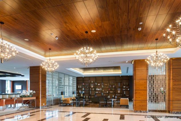 Sufity podwieszane w przestrzeni nowoczesnego hotelu