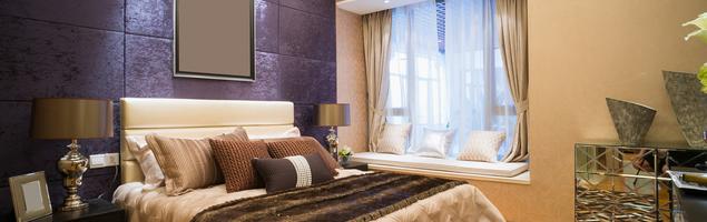 Ściana tapicerowana w sypialni – pomysł na aranżację w stylu glamour