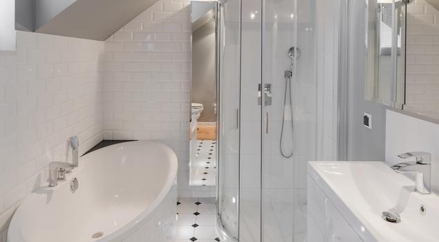 Łazienka na poddaszu – aranżacja białej łazienki