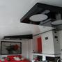 Sufit napinany przepisem na nowoczesny salon z kuchnia 