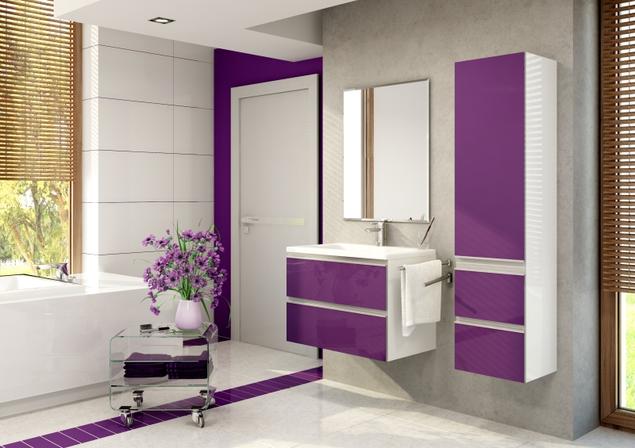 Minimalistyczna aranżacja fioletowej łazienki. Fioletowe meble łazienkowe